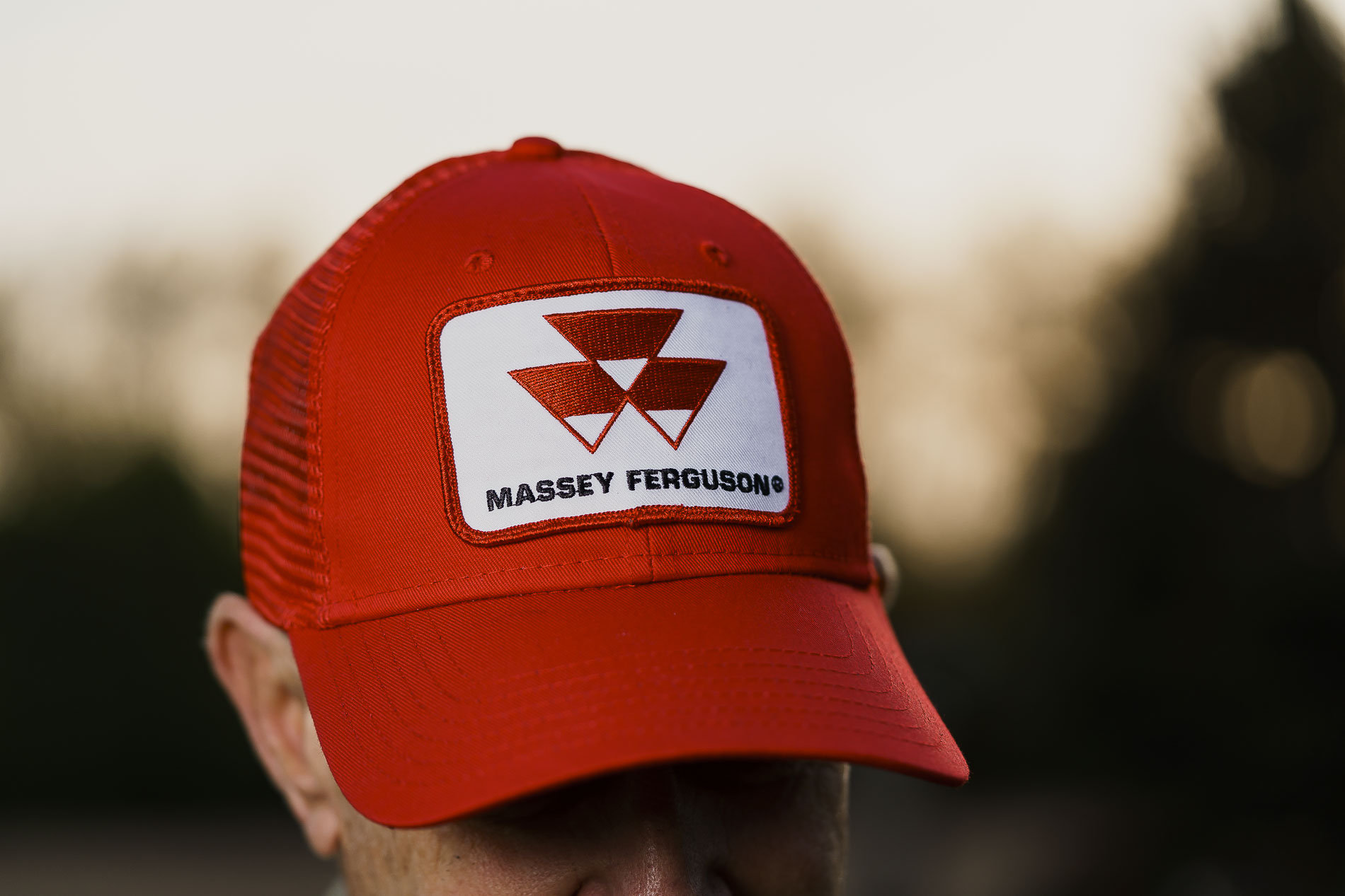 Massey Ferguson Tractor Logo Mütze, Rot Mit Netzeinsatz Am Rücken Massey Ferguson Tractor Logo Mütze, Rot Mit Netzeinsatz Am Rücken von janddproductions