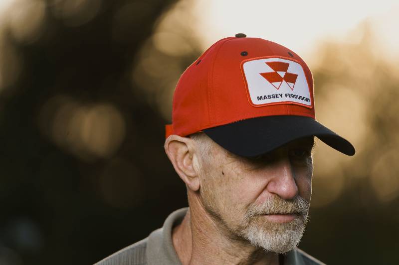 Massey Ferguson Traktor Logo Mütze, Rot/Schwarz von janddproductions