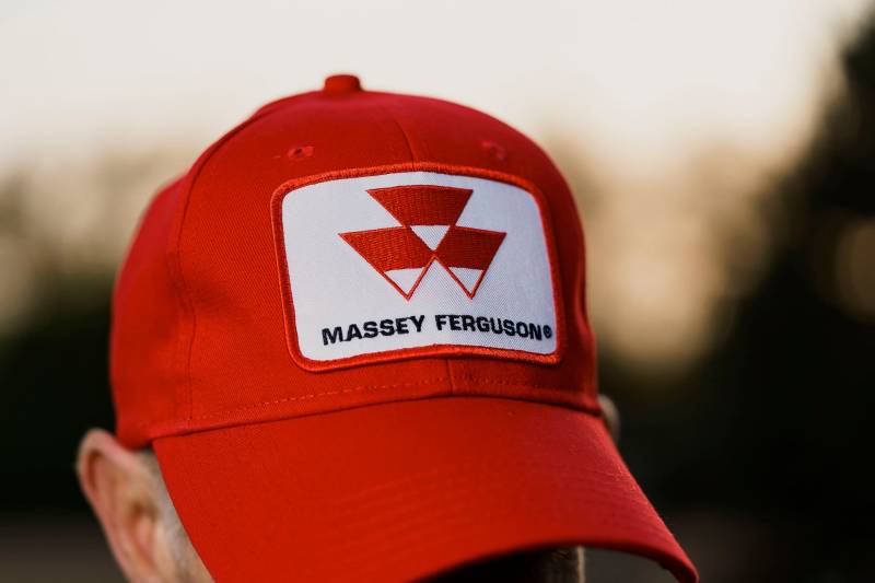 Massey Ferguson Traktor Logo Mütze, Rot von janddproductions