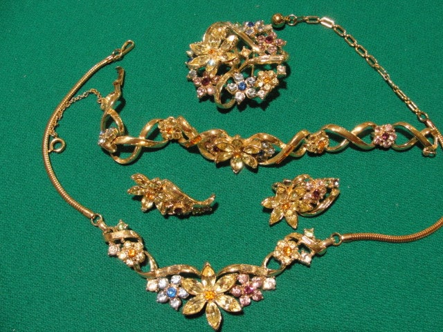 Nur Reduzierte 10 % Vintage Hochzeit Coro Goldtone Mehrfarbige Aldolph Katz Halskette, Clip Ohrringe Armband Und Brosche Set Nur Reduzierte 10 % Vintage Hochzeit Coro Goldtone Mehrfarbige Aldolph Katz Halskette, Clip Ohrringe Armband Und Brosche Set von janiesjourneys