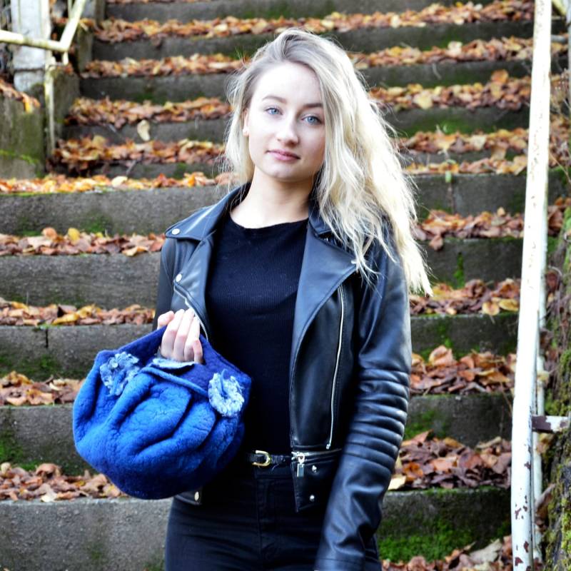 Handgemachte Merino Wolle Filz Hobo Tasche - Blaue Florale Eimer Geldbörse von jannio