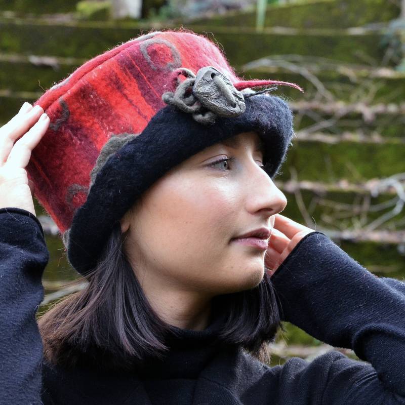 Gemütliche Rote Wollmütze, Nuno Gefilzte Handgemachte Streifen Zylinder, Einzigartige Hut Für Frauen Winter Weiche Mütze von jannio