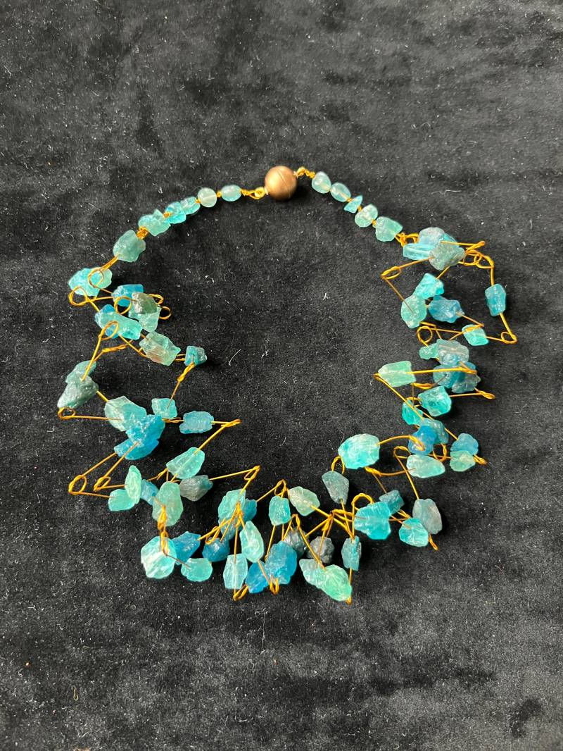 Apatit-Bröckchen Wippend | 96.24 von jansenschmuckdesign