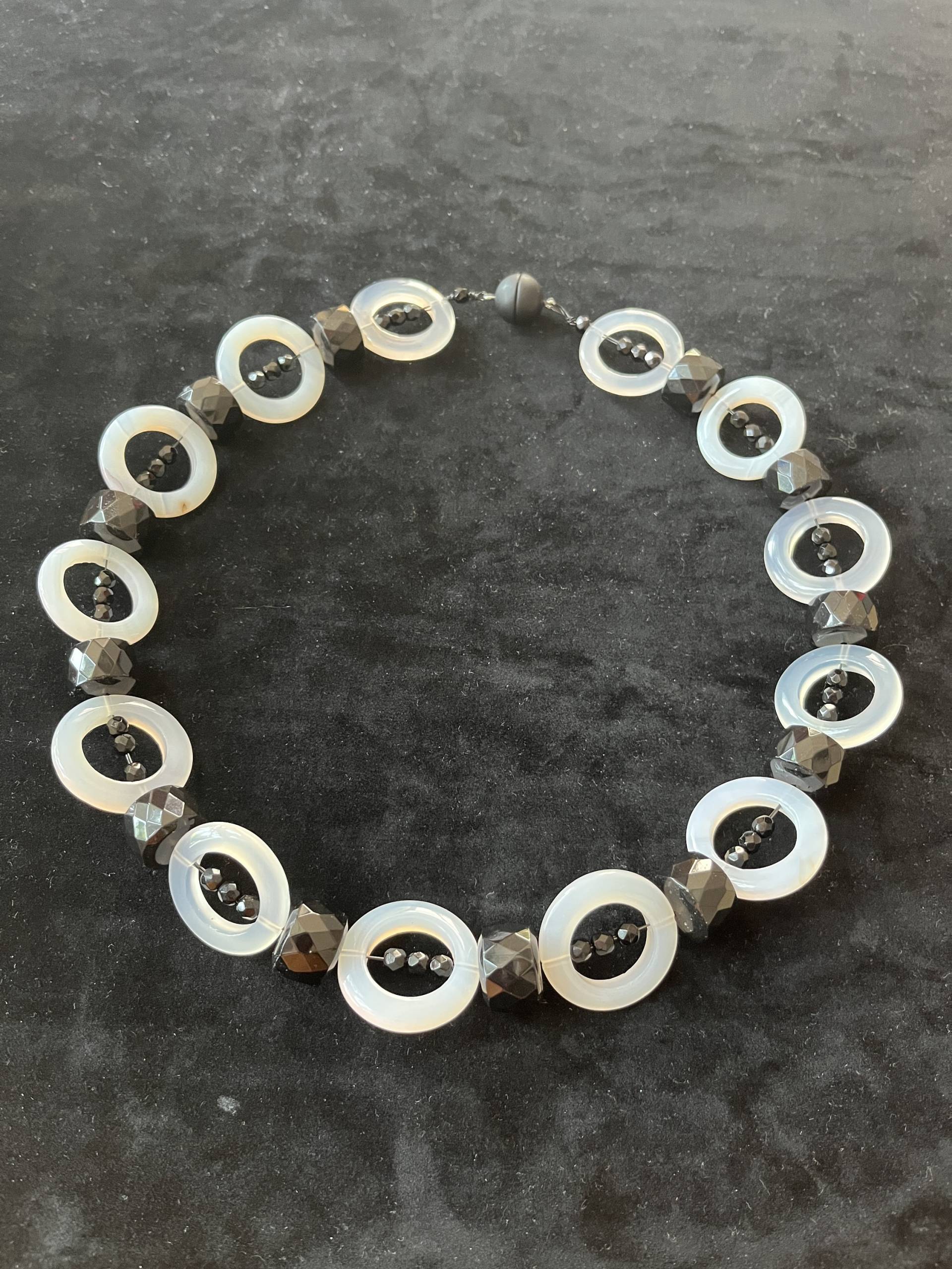 Geometrie in Schwarz-Weiß | 60.22 von jansenschmuckdesign