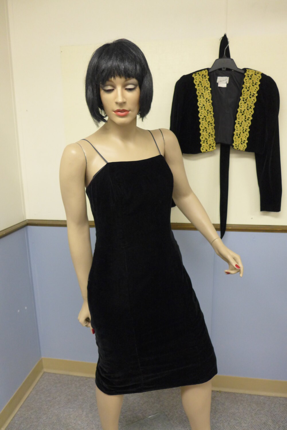 60Er Jahre Vintage Samt Schwarz Kleid Und Jacke Mit Goldener Applikation Borte Gr. 9/10 von javals