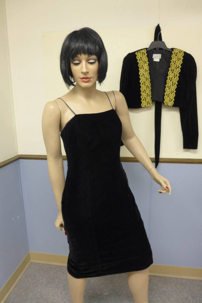 60Er Jahre Vintage Samt Schwarz Kleid Und Jacke Mit Goldener Applikation Borte Gr. 9/10 60Er Jahre Vintage Samt Schwarz Kleid Und Jacke Mit Goldener Applikation Borte Gr. 9/10 von javals