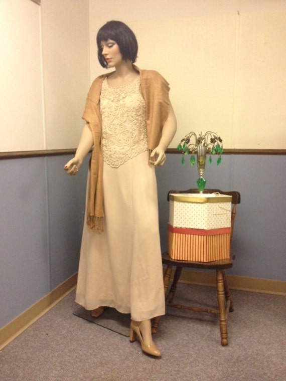 70Er Jahre Beige Kleid Mit Zopf Und Perle Mieder Größe Groß von javals