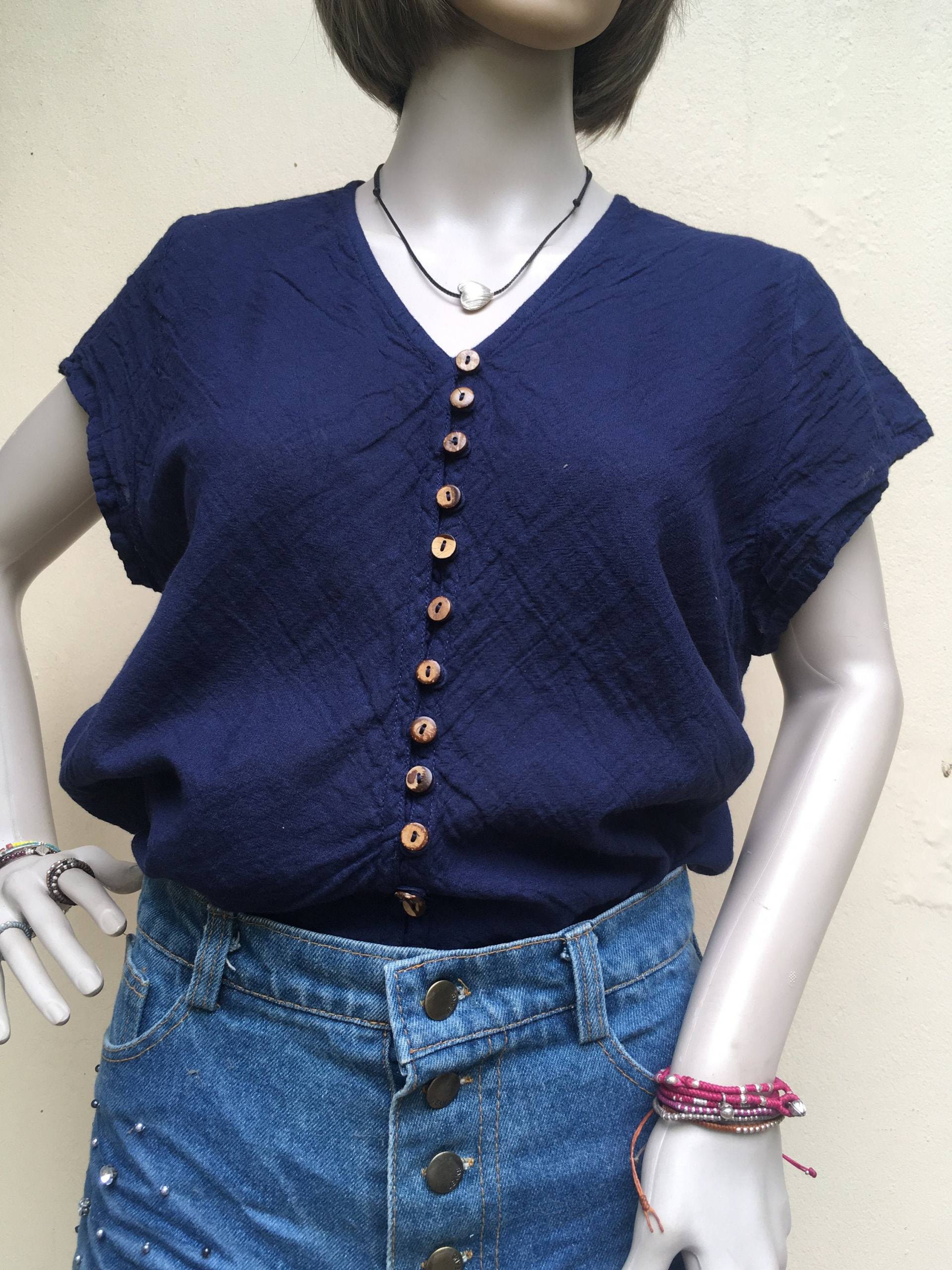 Kurzarm, Naturfaser, Schwerelos, Atmungsaktiv, Baumwoll-Button-Down-Top in Blau von jayjaythai