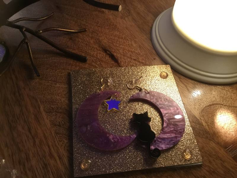 Acryl Halbmond Ohrring Mit Katze Auf Einem Und Stern Der Anderen von jaysdelights