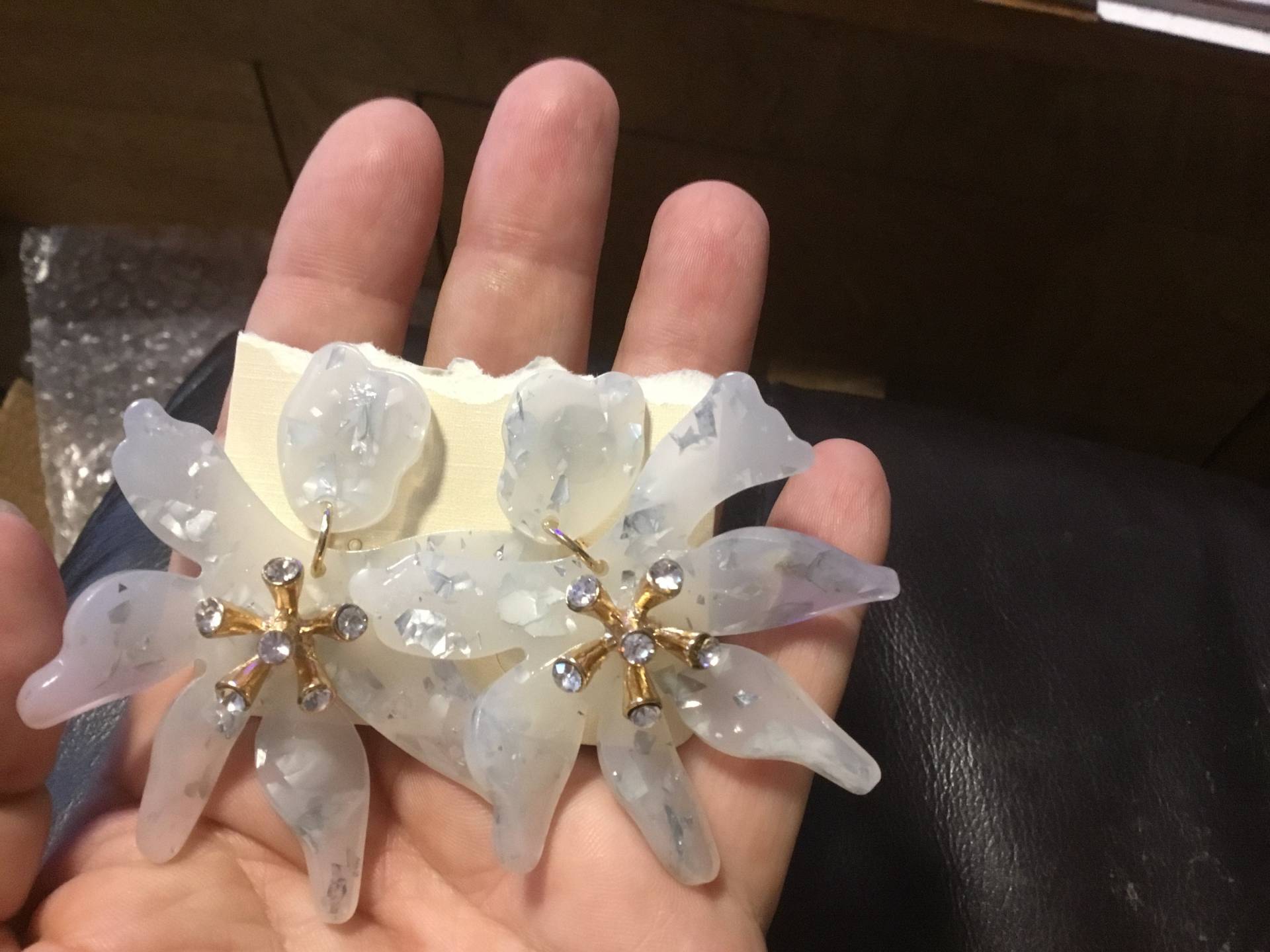 Acrylblüten Ohrringe Mit Funkelnden Bits In Acrylblüten Ohrringe Mit Funkelnden Bits In von jaysdelights