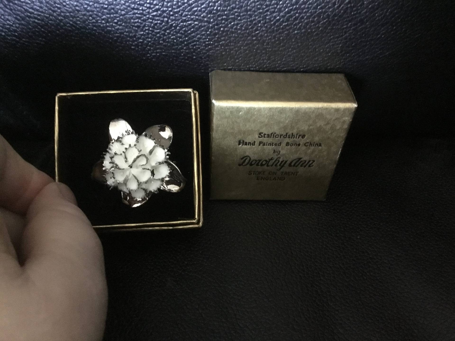 Dorothy Ann Feine Porzellan Brosche Verpackt 1950Er Jahre Ära Jahrgang Dorothy Ann Feine Porzellan Brosche Verpackt 1950Er Jahre Ära Jahrgang von jaysdelights