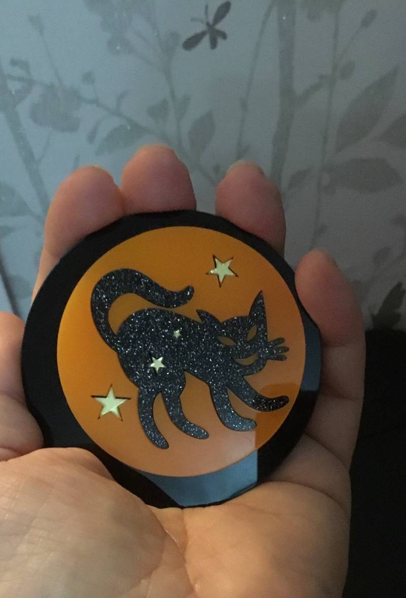 Großen Glitzernden Katze Acryl Brosche Auf Orange Mond Großen Glitzernden Katze Acryl Brosche Auf Orange Mond von jaysdelights