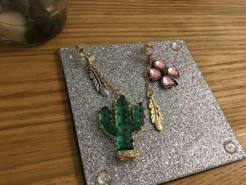 Kaktus-Blume-Ohrringe Mit Blatt Ohrlöcher Kaktus-Blume-Ohrringe Mit Blatt Ohrlöcher von jaysdelights