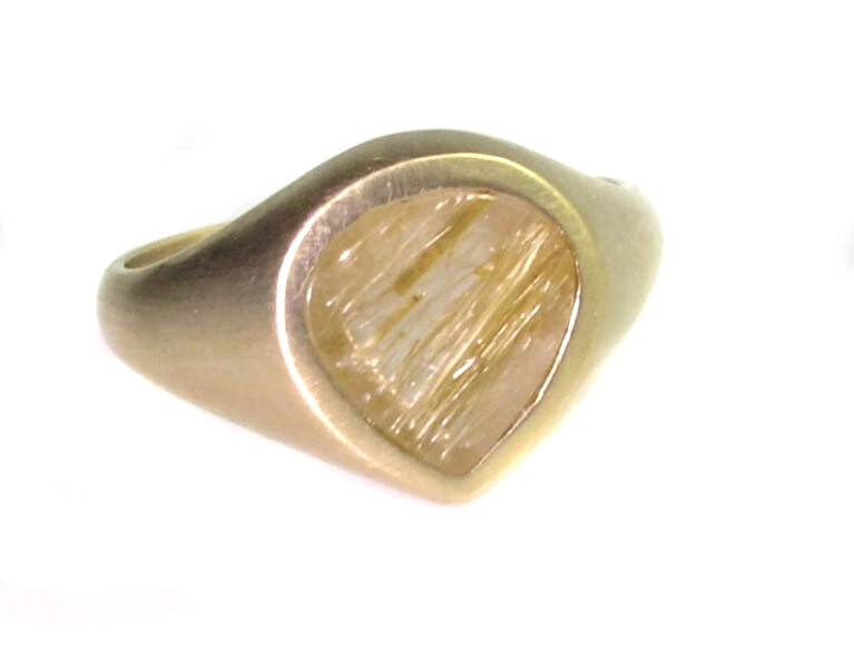 Verstümmelte Quarz-Ring von jazzngem