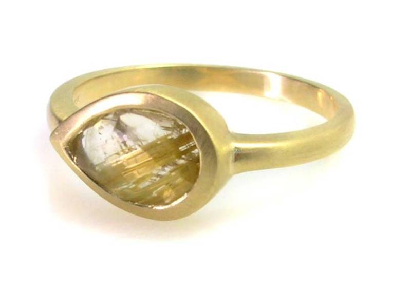 Verstümmelte Quarz-Ring von jazzngem