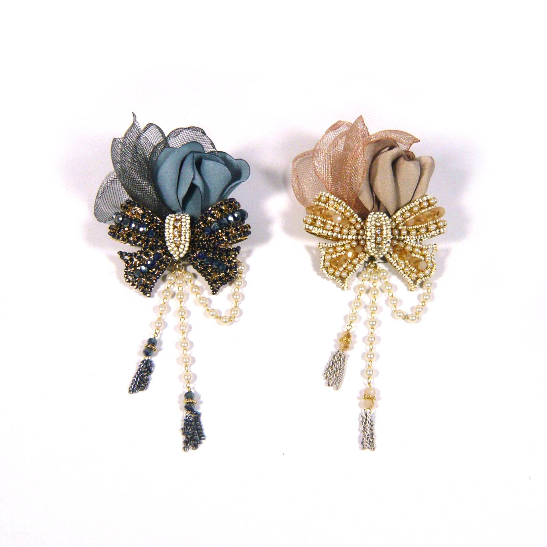 Beige Blau Mesh Satin Stoff Floral Kristall Stein Perlen Schleife Baumeln Perlenbesatz Modeschmuck Brosche Pin Elegantes Modeaccessoire Geschenke Beige Blau Mesh Satin Stoff Floral Kristall Stein Perlen Schleife Baumeln Perlenbesatz Modeschmuck Brosche Pin Elegantes Modeaccessoire Geschenke von jbonamade