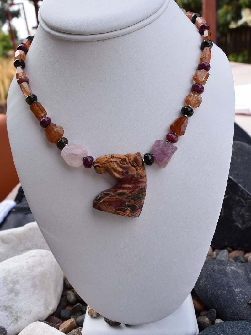 Handgeschnitzte Picasso Jasper Pferd Anhänger, Amethyst, Hessonit Erotes, Turmalin Rondelles, Aaa Pyrit, 14 K Gold Füllen Karabinerverschluss von jchristydesign