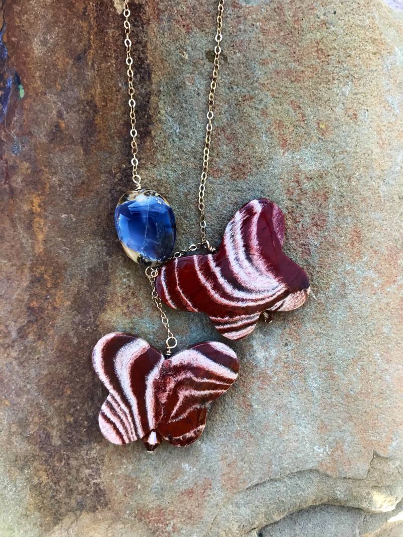 Zwei Red River Jasper Hand Geschnitzt Schmetterlinge, Seltene Gehäutet Blue Lace Chalcedon Achat, Swarovski Crystal, Füllen 14 K Gold Erkenntnisse von jchristydesign