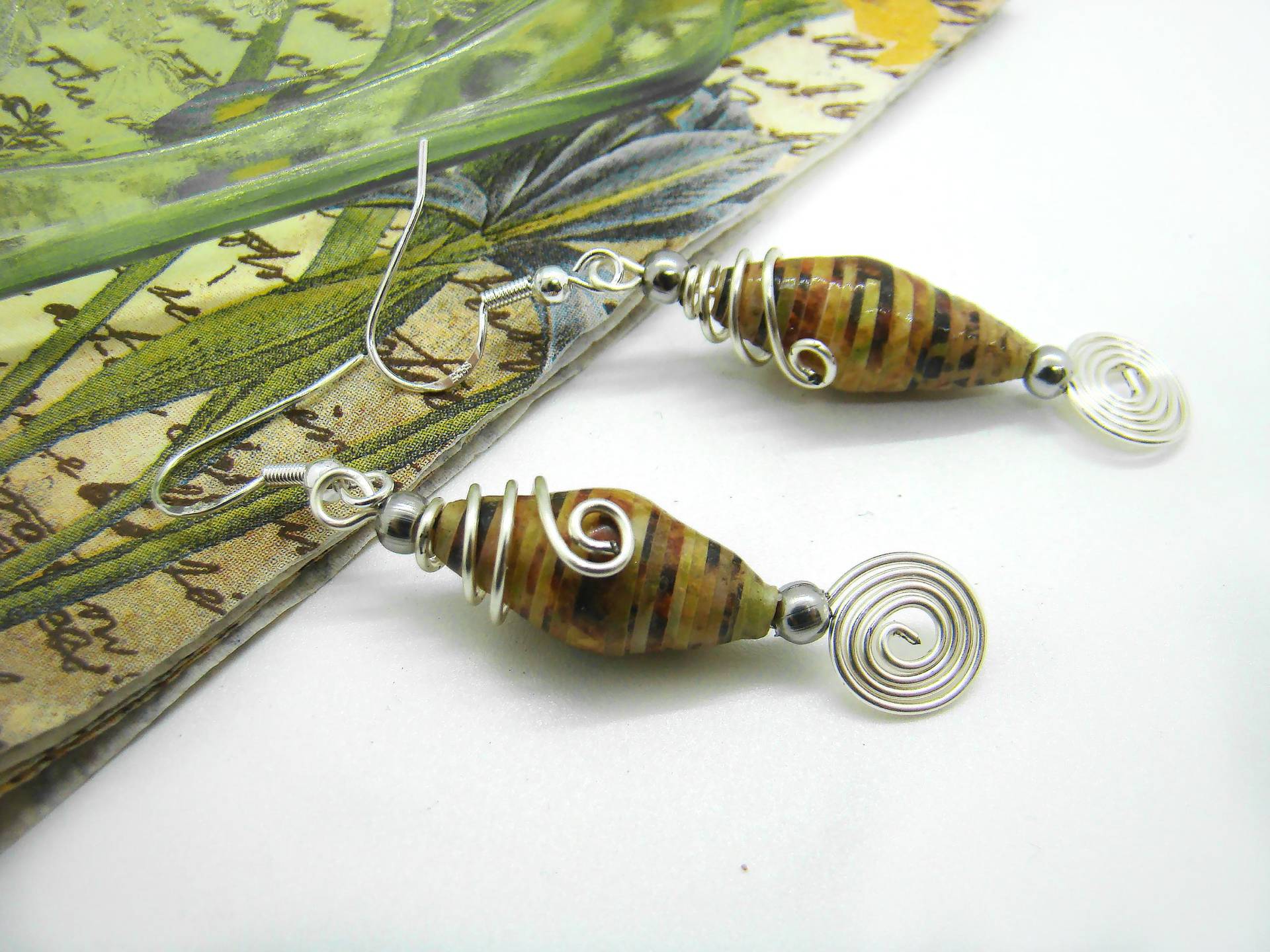 Silberdraht Wrapped Paper Bead Ohrringe, Sterling Silber Ohrdrähte, Tropfen Ohrringe Silberdraht Wrapped Paper Bead Ohrringe, Sterling Silber Ohrdrähte, Tropfen Ohrringe von jdcraftsunlimited