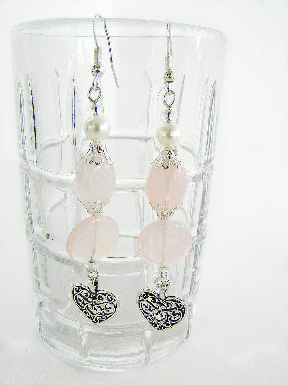 Handgemachte Rosa Glas Perlen Ohrringe Mit Einem Silber Herz Anhänger, Lange Handgemachte Rosa Glas Perlen Ohrringe Mit Einem Silber Herz Anhänger, Lange von jdcraftsunlimited