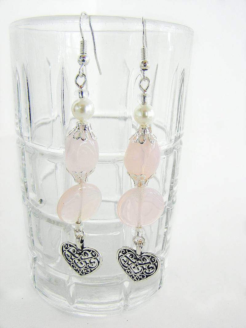 Handgemachte Rosa Glas Perlen Ohrringe Mit Einem Silber Herz Anhänger, Lange Handgemachte Rosa Glas Perlen Ohrringe Mit Einem Silber Herz Anhänger, Lange von jdcraftsunlimited