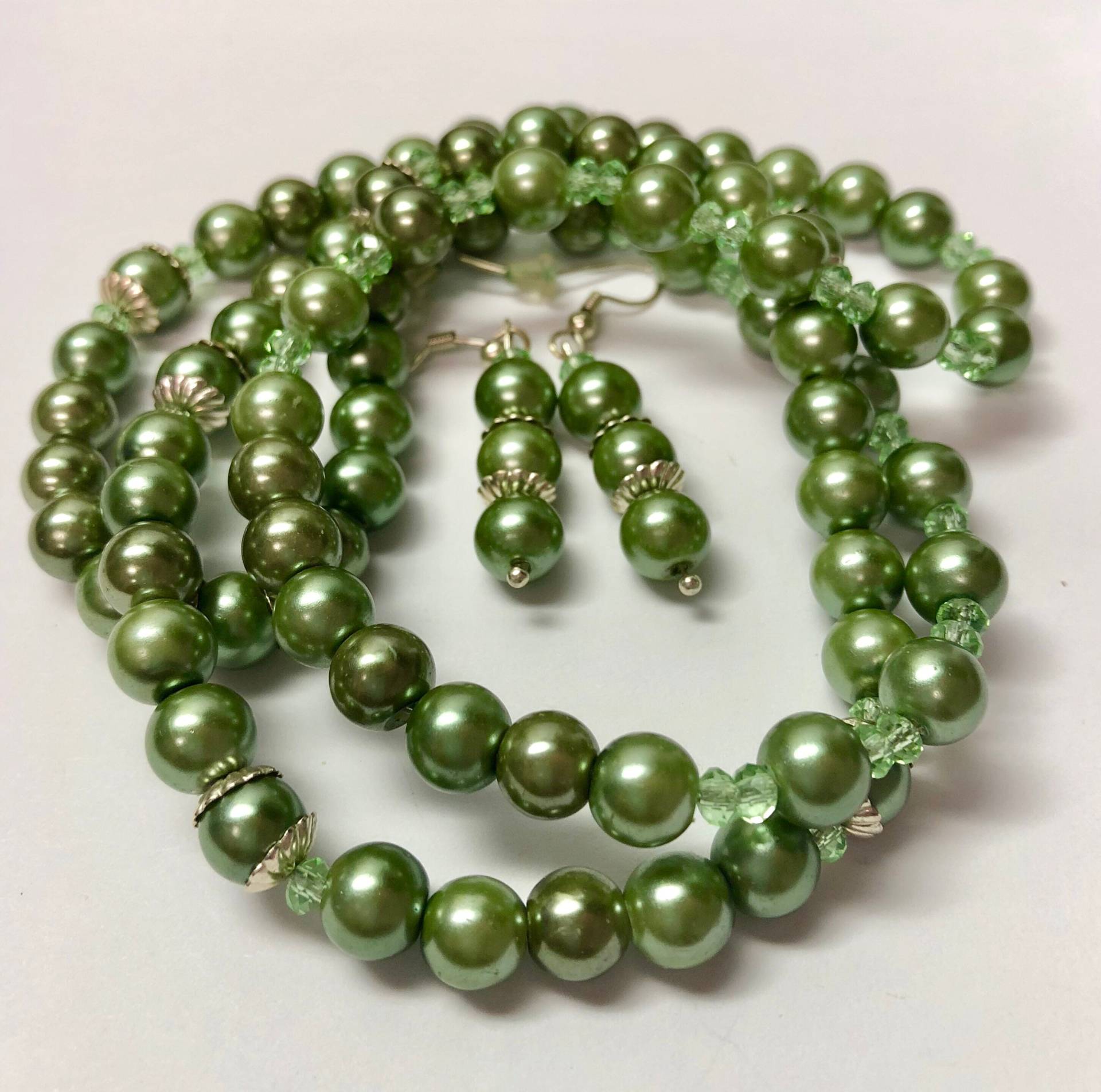Jadegrünes 1950Er Jahre Collier Und Ohrhänger Set Jadegrünes 1950Er Jahre Collier Und Ohrhänger Set von jdoves