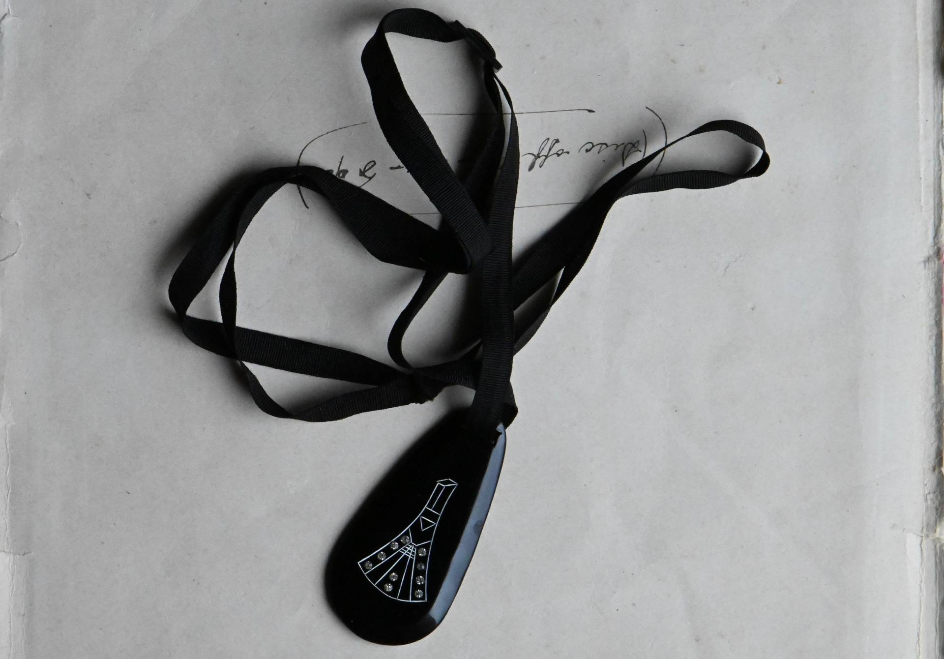 Antike 1920Er Jahre Art Deco Geschnitzte Zelluloid Halskette Mit Bandschieber von jeanjeanvintage