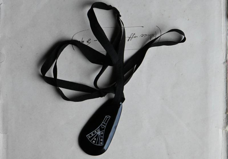 Antike 1920Er Jahre Art Deco Geschnitzte Zelluloid Halskette Mit Bandschieber von jeanjeanvintage