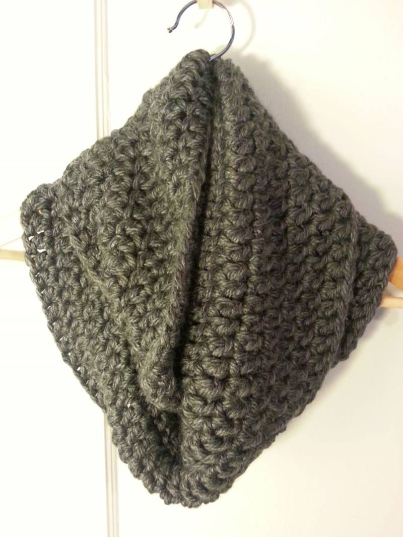 Gehäkelte Chunky Infinity Schal Chicago Kohle Grau Cowl von jeanne2beanie