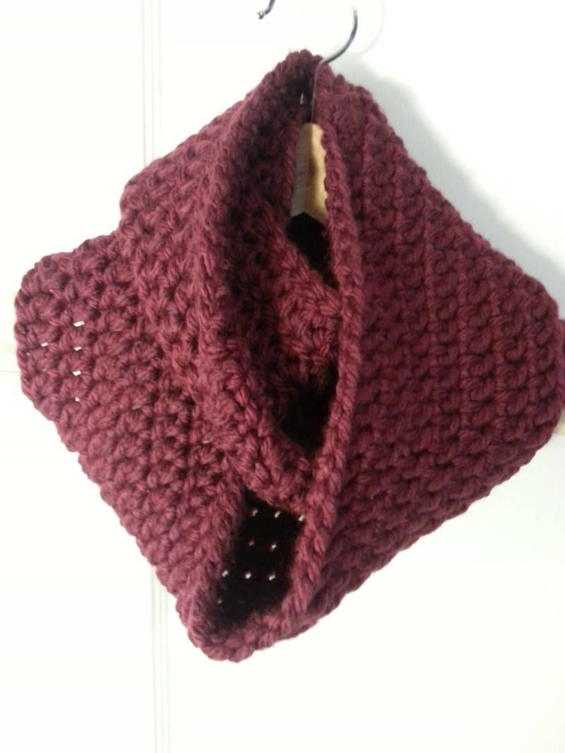 Gehäkelte Chunky Infinity Schal Napa Valley Pinot Burgund Cowl von jeanne2beanie