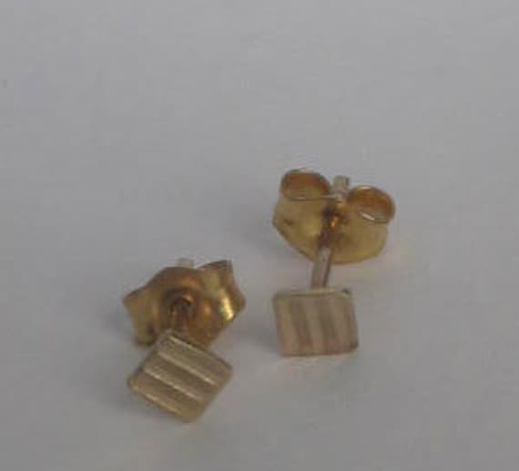 4mm 14K Gold Strukturierte Eckig 4mm 14K Gold Strukturierte Eckig von jeanniehaydon