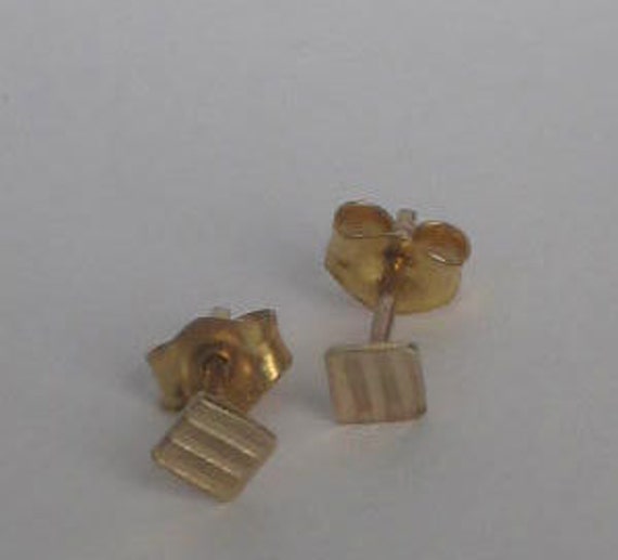 4mm 14K Gold Strukturierte Eckig 4mm 14K Gold Strukturierte Eckig von jeanniehaydon