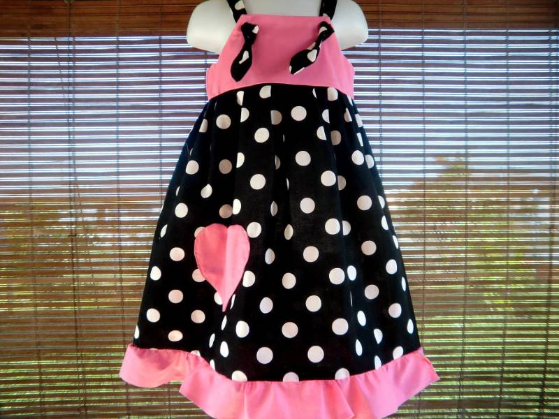 Knoten-Kleid in Schwarzen Punkten Und Pink Knoten-Kleid in Schwarzen Punkten Und Pink von jeantofashion