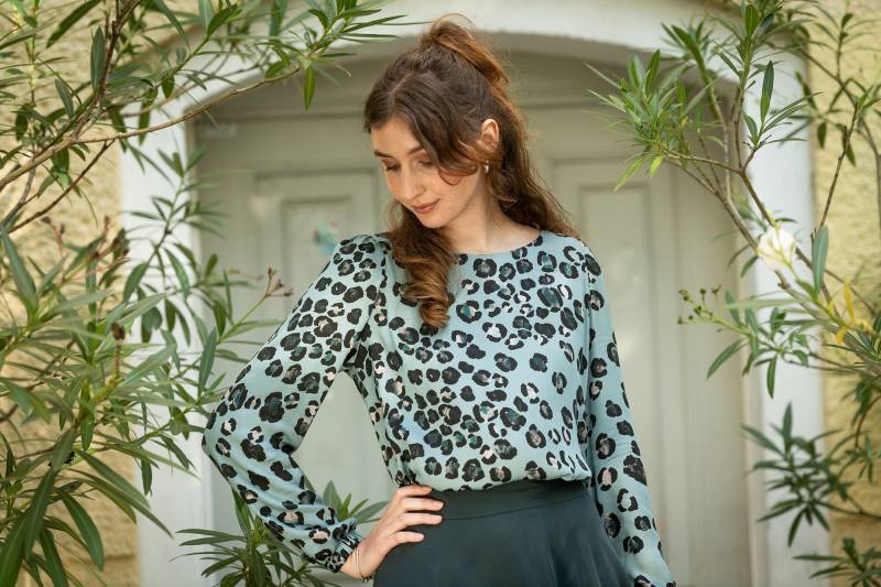 Jekyll Und Kleid - Rundhals Bluse in Salva Leo Muster Lara von jekyllundkleid