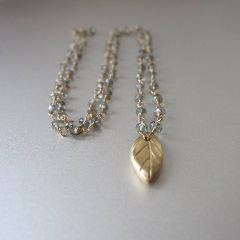 Grüner Saphir Blatt Massiv 14K Gold Halskette Grüner Saphir Blatt Massiv 14K Gold Halskette von jenco8