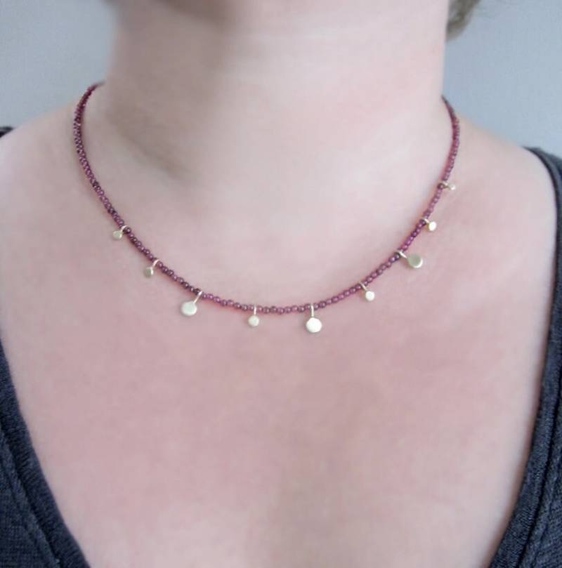Roter Granat Seed Bead Gold Disc Dangle Solid 14K Halskette Roter Granat Seed Bead Gold Disc Dangle Solid 14K Halskette von jenco8