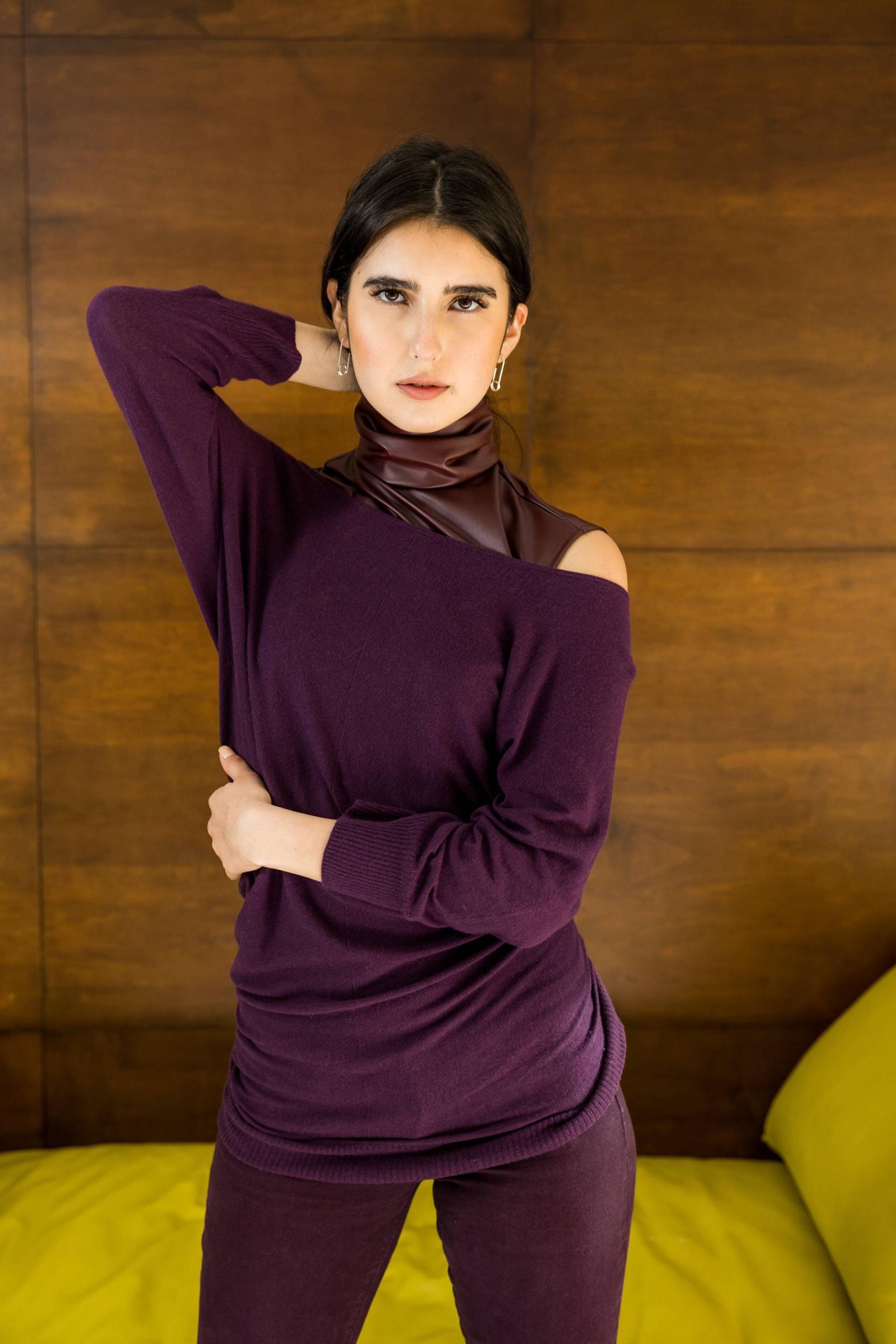 Bordeaux Kurzer Rollkragenpullover Aus Veganem Leder von jennafergrace