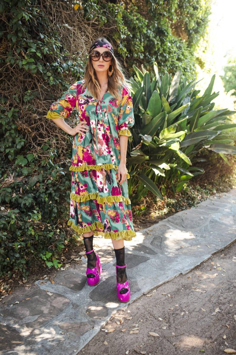 Fuchsia Fae Samt Rüschen Maxi Kleid Fuchsia Fae Samt Rüschen Maxi Kleid von jennafergrace