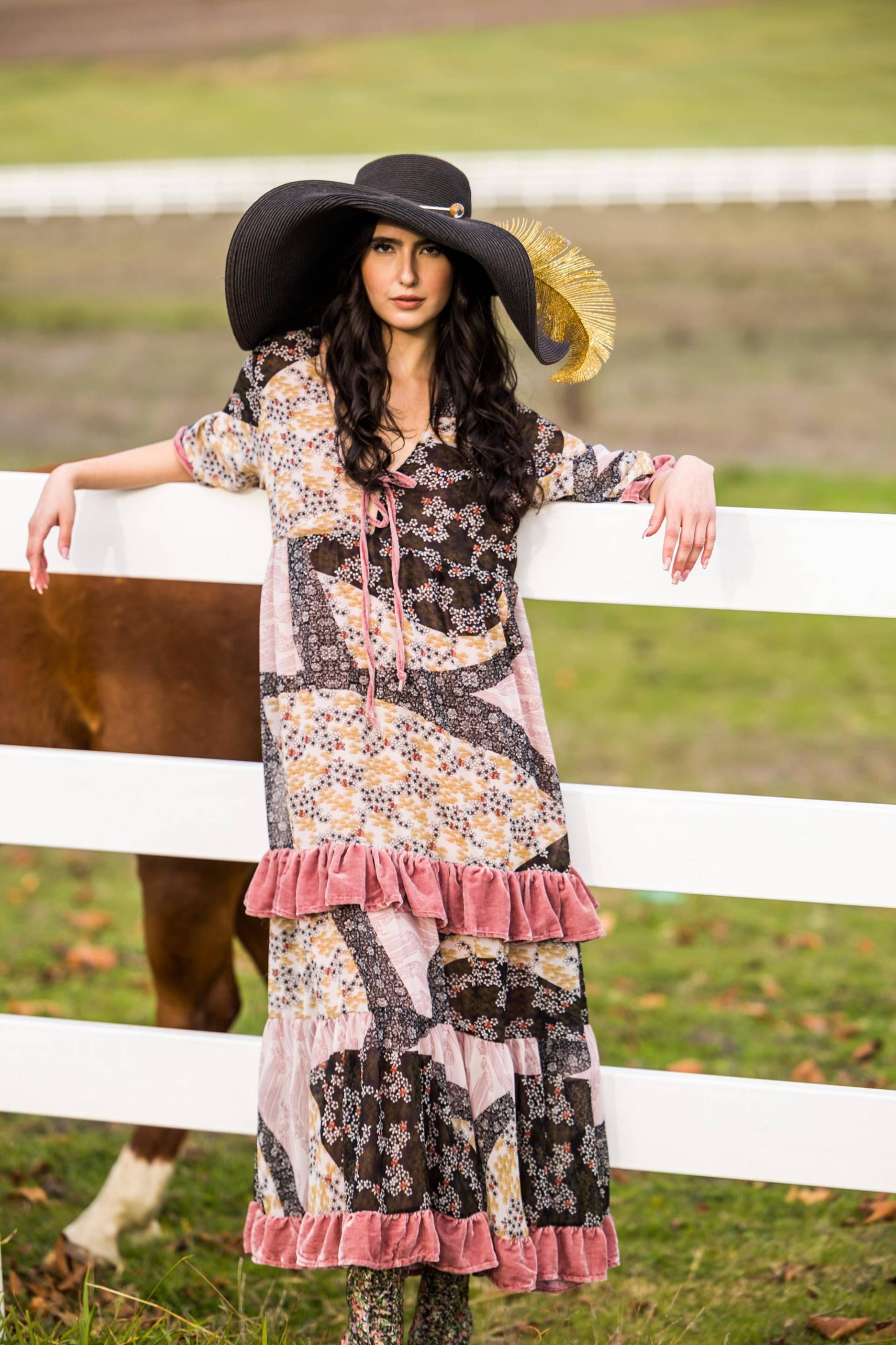 Hana Heather Samt Rüschen Maxi Kleid von jennafergrace