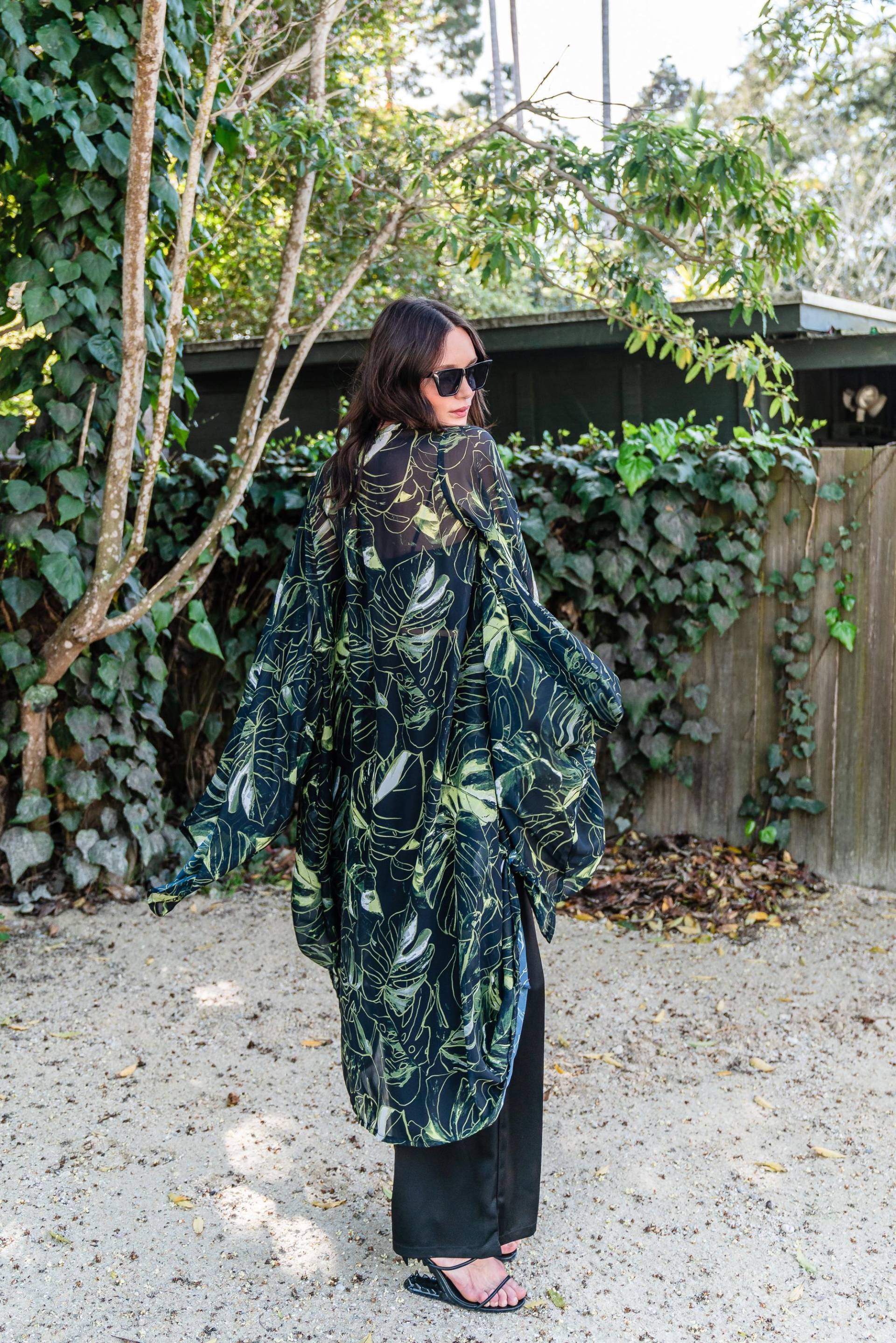 Mallorca Palms Noir Kimono von jennafergrace