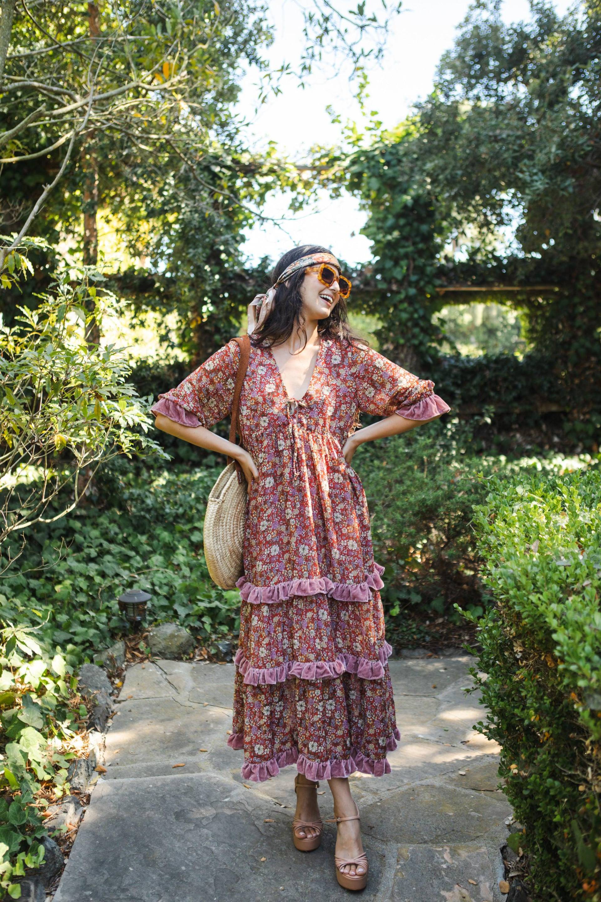 Rouge Bloom Samt Rüschen Maxi Kleid von jennafergrace