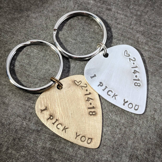 Ich Nehme Sie Guitar Pick Schlüsselanhänger - Gold Oder Silber Initialen Und Datum Verlobungsgeschenk Valentines Personalisierte Männer-Geschenk Ich Nehme Sie Guitar Pick Schlüsselanhänger - Gold Oder Silber Initialen Und Datum Verlobungsgeschenk Valentines Personalisierte Männer-Geschenk von jennascifres