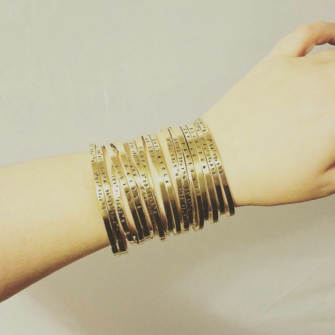 Super Dünne Goldene Armreif Mit Benutzerdefinierten Text - Gestempelt Personalisierte Gold von jennascifres