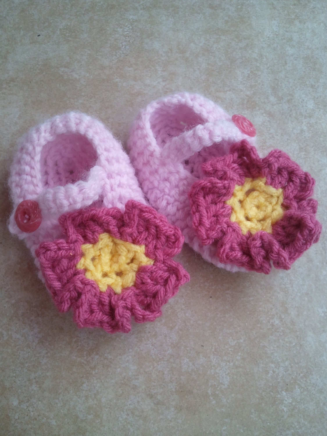 0-6 M Rosa Blume "Mary Jane" Style Babyschuhe | Hand Gehäkelt 0-6 M Rosa Blume "Mary Jane" Style Babyschuhe | Hand Gehäkelt von jenncatsmeow