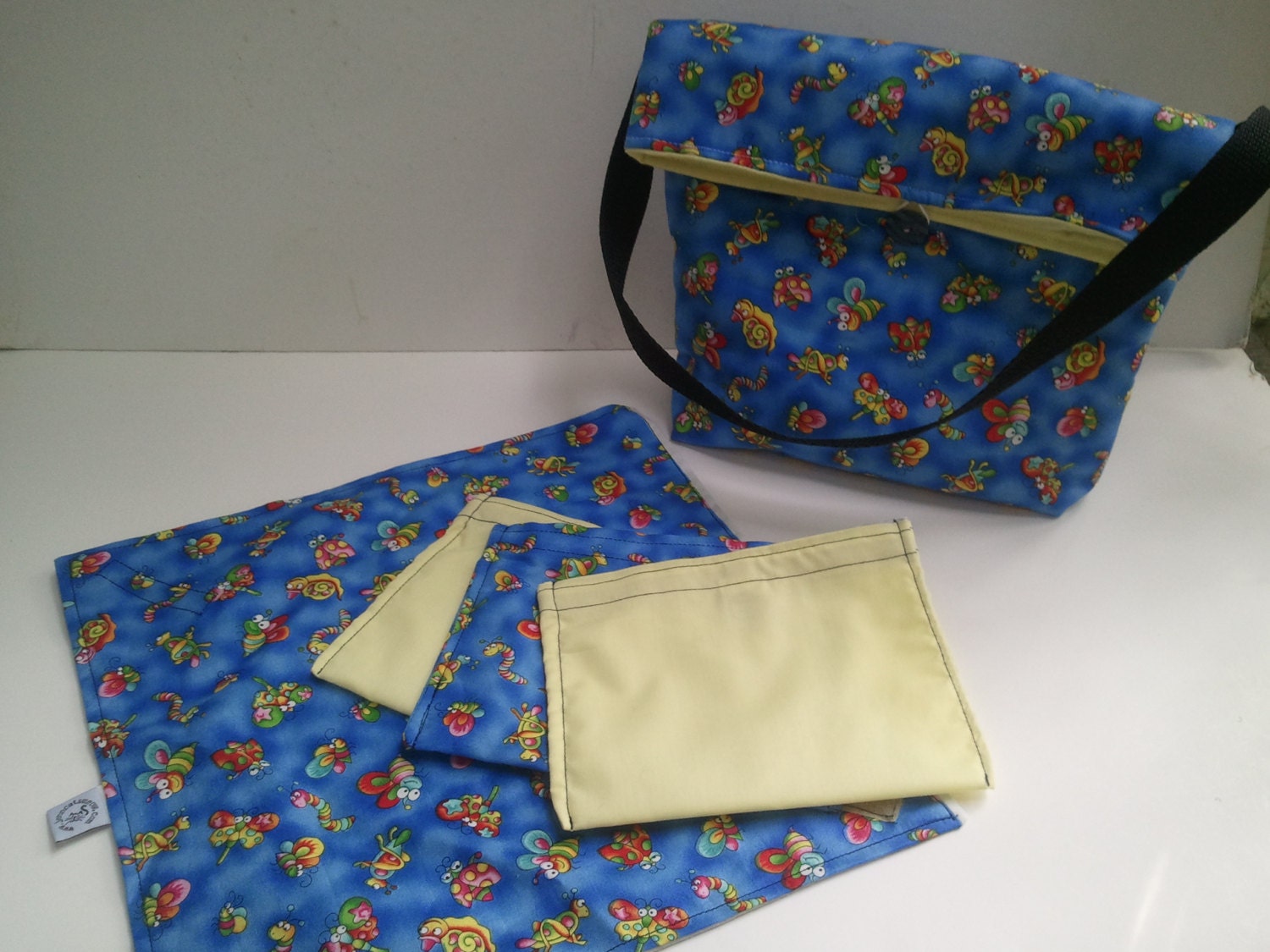 Kleine Fehler Wiederverwendbare Mittagessen Kit | Isolierte Tasche, Sandwich Wickeln & 3 Snack-Beutel Kleine Fehler Wiederverwendbare Mittagessen Kit | Isolierte Tasche, Sandwich Wickeln & 3 Snack-Beutel von jenncatsmeow