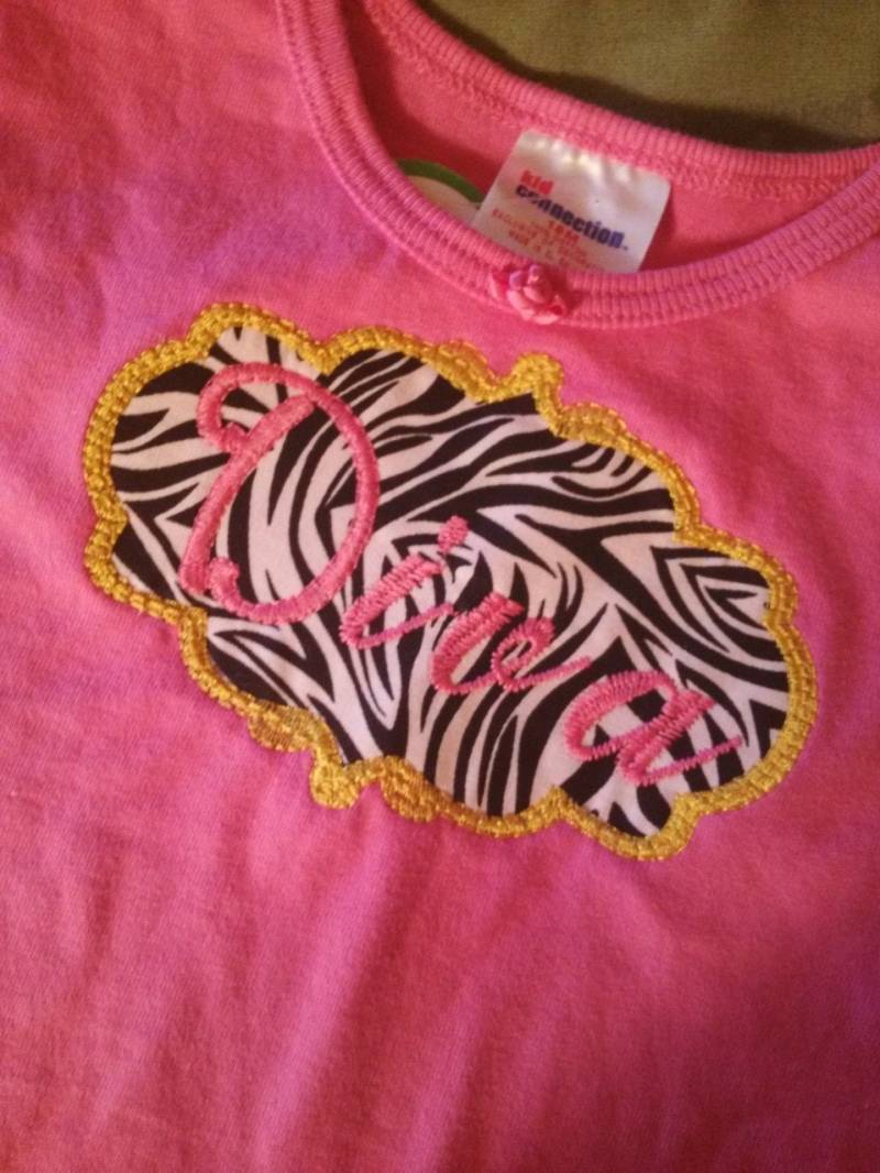 Pink Zebra Diva Kurzarm Bestickt T-ShirtGr. 18M von jenncatsmeow