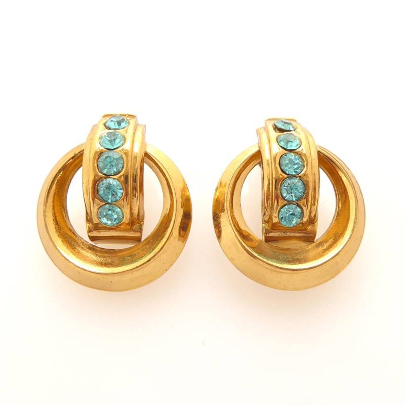 1940Er Jahre Coro Goldkreis Und Aquablau Funkelnder Strassstein Signierte Designer Mid Century Boho Festival Statement Ohrringe 1940Er Jahre Coro Goldkreis Und Aquablau Funkelnder Strassstein Signierte Designer Mid Century Boho Festival Statement Ohrringe von jennydayco