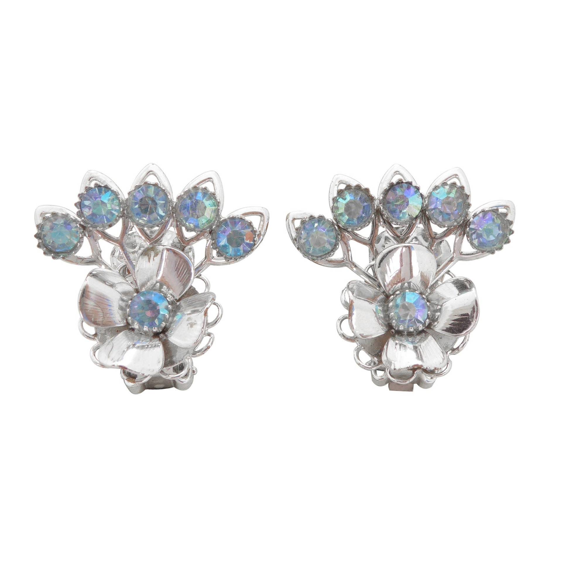 1950Er Hellblau Irisierender Strass Aurora Borealis Und Silber Blumen Fächer Form Mid Century Retro Chunky Floral Boho Ohrclips 1950Er Hellblau Irisierender Strass Aurora Borealis Und Silber Blumen Fächer Form Mid Century Retro Chunky Floral Boho Ohrclips von jennydayco