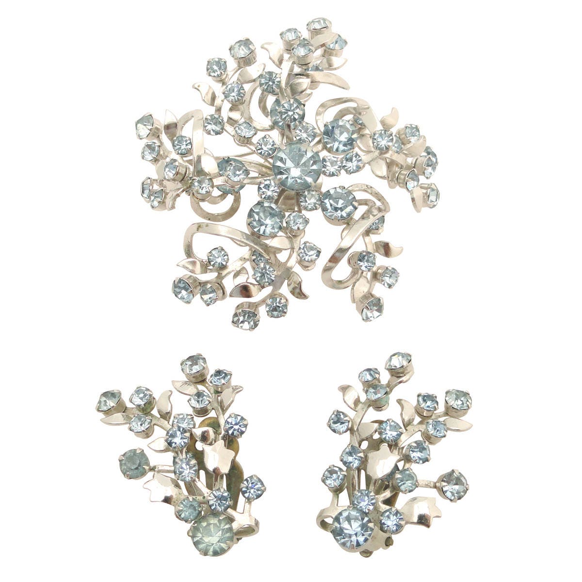 Vintage 1950Er Mid Century Silber Und Hellblau Funkelnde Strass-Kranz Brosche Ohr Kletterer Ohrclips Ohrringe Demi Parure Schmuck Set Vintage 1950Er Mid Century Silber Und Hellblau Funkelnde Strass-Kranz Brosche Ohr Kletterer Ohrclips Ohrringe Demi Parure Schmuck Set von jennydayco