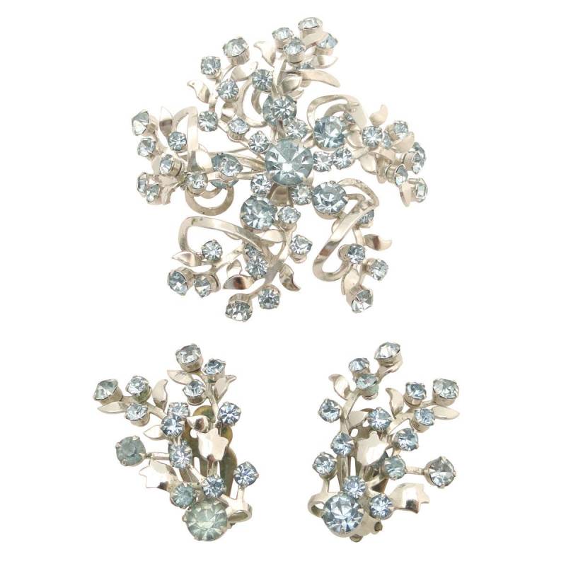 Vintage 1950Er Mid Century Silber Und Hellblau Funkelnde Strass-Kranz Brosche Ohr Kletterer Ohrclips Ohrringe Demi Parure Schmuck Set Vintage 1950Er Mid Century Silber Und Hellblau Funkelnde Strass-Kranz Brosche Ohr Kletterer Ohrclips Ohrringe Demi Parure Schmuck Set von jennydayco